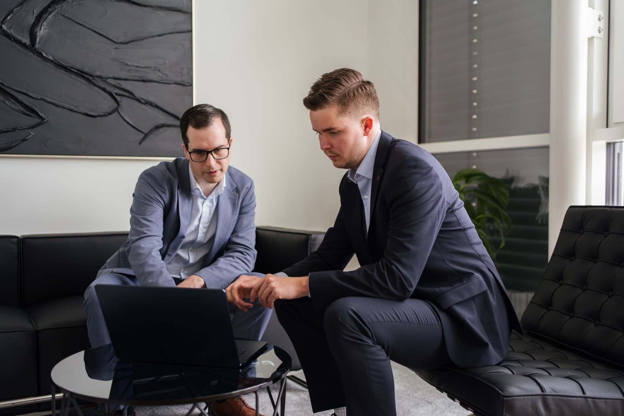Zwei Berater besprechen ein Projekt am Laptop